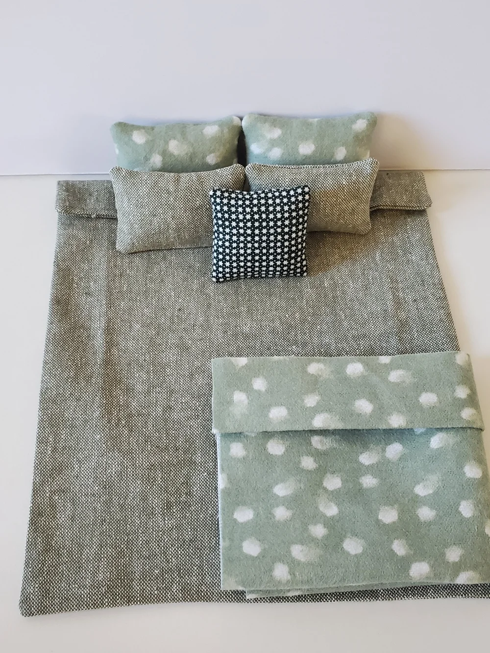 Miniature Dollhouse 1:12 Scale Bedding Set Green